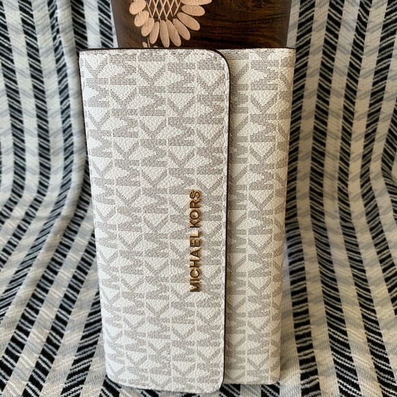 Michael Kors Jet Travel Carryall Trifold Wallet - Picture 8 of 8